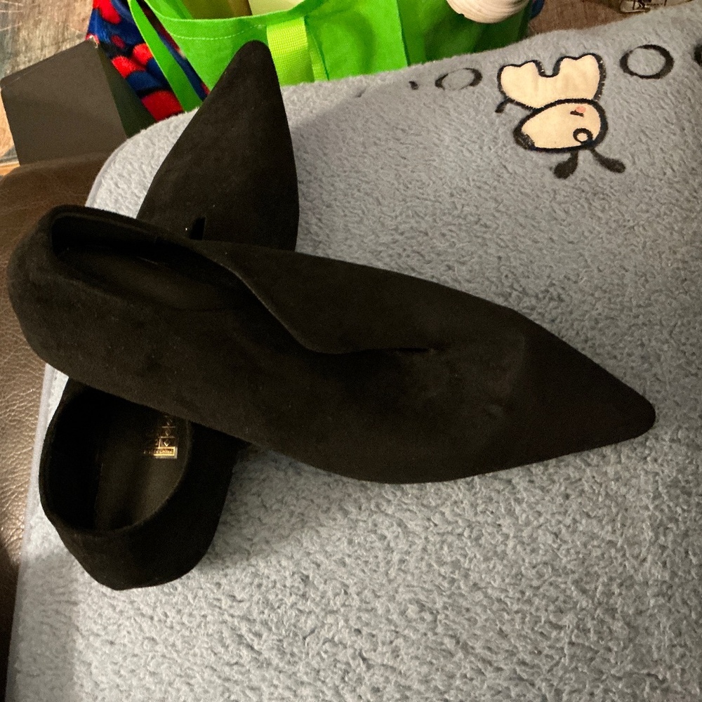 No namebrand cute pointed to black suede dress shoe. Size 10.5/11.